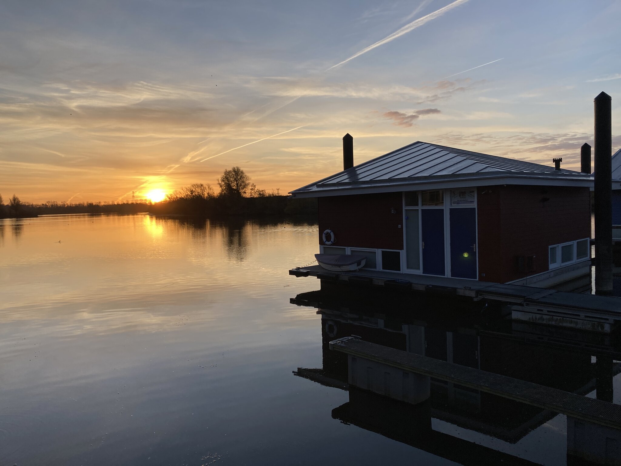 Schwimmende Luxus-Maasvilla Mit Bootsanleger